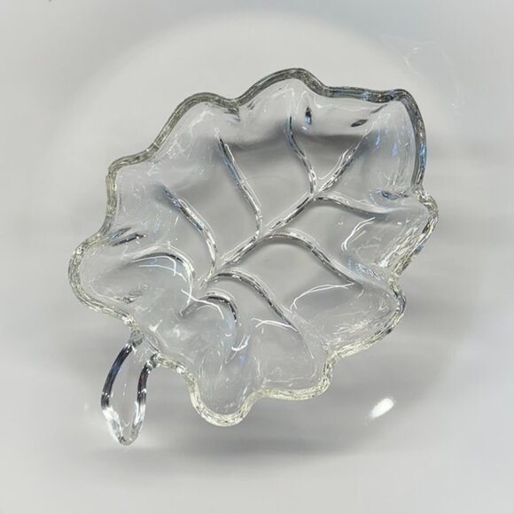 Clear Glass Leaf Bowls – Vintage Pressed Glass – Set of 3 - Picture 2 of 8